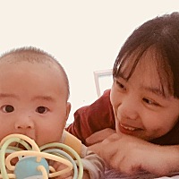 生完宝宝后，情绪不好的时候，就特别的内疚。但一个人带孩子，真的有许多时候事与愿违，太多的心酸跟苦楚。