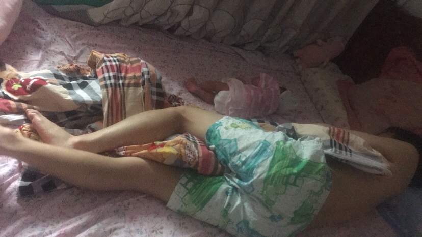 不愧是父女，睡觉的姿势都是一样一样的……😂