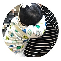 两个月的宝宝胎毛要不要去剃呀。 看见长这么好。非常舍不得。 都可以扎小辫子咯。 老人说不剃以后长得不...