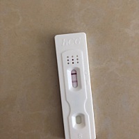 3月31大姨妈来了，4月7号走的，4.30测的结果，这是怀上了吗？有时肚子有点痛，夜里睡觉肚子也有时不舒服...