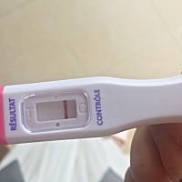 早上用晨尿试了一次 送的万孚验孕棒还是和昨天一样，没有明显加深，金秀儿试纸已经从拍照看不出来到可以...