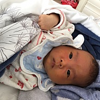 宝宝出了月子还是有黄疸，昨天去测还是10.7，前两天晒太阳感觉是好点了，但是有时候看着又还是一样，怎...