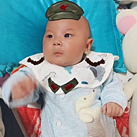 母乳不够，宝宝一点奶粉也不吃，放在他嘴里就哭，有没有什么好的催乳方法啊？