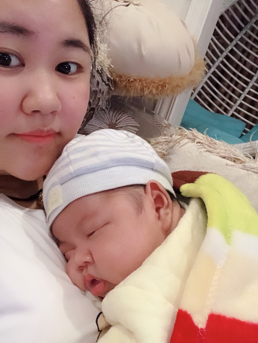 喜欢趴在麻麻身上睡觉的胖羊羊❤️