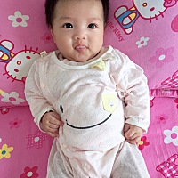 超爱动的，尖下巴消失了，肉肉的，不到三个月就会咿咿呀呀啦！😄😄