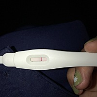 上个月2号来的大姨妈，4月26日同房，今天2号还没有来大姨妈，开始慌，刚刚测的