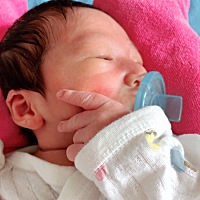 天天想吃，没办法了买了安抚奶嘴，才8天也不知道好不好