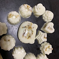 今天新做的玫瑰花瓣奶皂完工了，宝宝洗澡，我们大人洗脸洗手都棒棒哒！