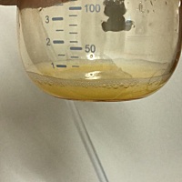 宝贝出生第二天，两边吸出的总量，这个量还是得加奶粉吧，现在基本在医院月嫂都是给喂奶粉，说我的奶不...