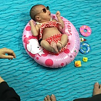 今天带啊B去照满月照，可是小家伙不太配合～