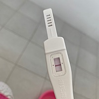 这个排卵试纸。T边的那条线到底是有没有啊😂😂😂😂
