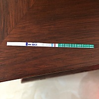 各位宝妈帮忙看看这是有了吗？备孕半年，上次月经开始时间3月28日，图一5月2日下午测的，图二5月3日晨尿...