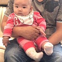 宝宝四个月十三天了，最近宝宝看到我们吃饭就开始流口水，并且嘴像嚼东西一样，还拿手够我们的吃的，这...