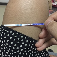 末次月经是3月27号，5月3号晚测了两条杠，是怀了吗？这段时间胸部也有点胀痛感