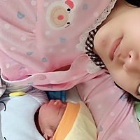 还在月子中。宝宝25天最近睡觉喜欢吃着奶头睡，要么就是抱着才愿意睡。怎么办？拿看奶头就哭不睡，...