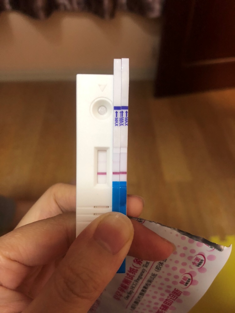 左边两个是我的，右边那个是老公的。我是不是真的怀孕了？感觉有点眼花啊。
