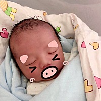 我家乔治宝贝昨天出来见爸爸妈妈了，我的乖宝宝～吃饱了就睡，很体谅爸妈的辛苦，爱你么么哒