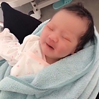 宝宝提前三天发动了，我一直以为我在生的时候打无痛分娩针可以不用受那么多苦所以也没怎么怕会有多痛，...