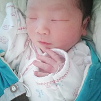 我的小懒猪  过了预产期一个礼拜没发动  住院挂催产素两天还是没反应  医生不让剖腹产  又挂了一天双倍...