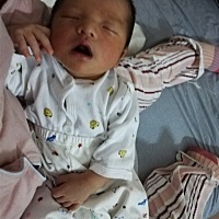 宝宝之前黄疸高照蓝光已经出院9天了，昨天晚上本来是去医院看宝宝肚子不舒服的，结果医生说看起来很黄，...