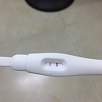 姨妈推迟六天，验孕棒两条杠，这几天明显很容易饿，估计没跑了，还没跟双方父母说，打算去医院检查后完...