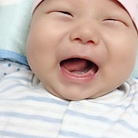 笑的见牙龈不见眼。臭宝宝，放个屁我以为你要把床崩个洞，还睡反夜，我到现在还不敢相信这是我生的，我...