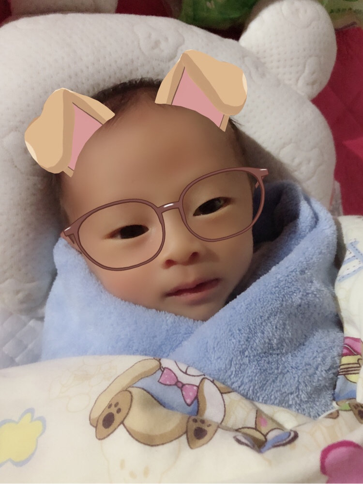 养儿才知父母恩 ，一晚上醒无数次换无数次尿不湿 喂无数次奶 ，从来自己觉得没有什么难的事唯一带孩子难到我了 她奶奶也不帮着带白天她奶奶上班晚上回来看一眼就去睡觉了 我一个人带宝宝好累啊 老公只能帮我打打热水 拿拿东西 月子都还没有出 诶