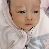 怕吐奶。嘿嘿给你老爸的衣服围起[奸笑]随便吐