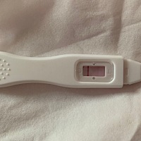 排卵之后第11天早孕纸跟验孕棒效果.早孕纸一深一浅.验孕棒好像有一条浅浅看着不明显.亲们棒我看看