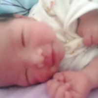 宝贝今天13天，我在拉肚子，有点小感冒，刚开始断母乳，但是宝宝不喝奶瓶怎么办，宝宝好像有点发烧，第...