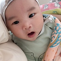 我的小松儿，眉毛越长越好玩儿了！天气反反复复，最怕就是打疫苗之前天气反复！