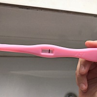 最近总感觉小腹不舒服，时不时有点疼，没做什么力气活却总觉得有点累，上个月排卵期同房，距离下次经期...