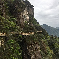 1612米的武当山，全程二十公里左右，峰顶温度10°以下。 从上午爬到晚上十点，第一次晚上爬山，期间看见...