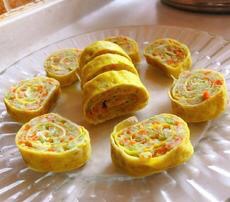 ⭐️【食材】鲜虾、胡萝卜、卷心菜、米饭

⭐️【步骤】

1️⃣ 起锅烧水，水开后倒入胡萝卜，先焯水10分钟；再倒入卷心菜焯2分钟

2️⃣ 卷心菜去掉粗梗，将菜叶切丝

3️⃣ 鲜虾处理，去掉虾线去头去尾，将虾肉剁烂，放入胡萝卜，米饭，一起剁碎成糊

4️⃣ 将剁碎好的虾肉米饭糊中倒入卷心菜菜丝，搅拌均匀

5️⃣ 在干净的碗中打入一个鸡蛋，搅拌均匀，平底锅中刷油，开小火，到入蛋液，煎至表面凝固后翻面，直至熟透

6️⃣ 将煎好的蛋饼取出，将虾肉米饭糊均匀的抹在上面后卷起

7️⃣ 冷水入锅，盖子留些缝隙，大火蒸15分钟，开盖拿出冷却一小会切成小块。

❤️
【小贴士】如果宝宝蛋清过敏的话，妈妈们也可以用20克中筋面粉加10毫升水和蛋黄搅拌做成蛋皮
❤️