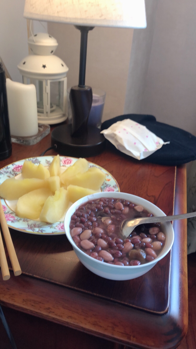 图一是记录的宫缩截图，话说不知道是不是覆盆子茶的功劳……
最后一张图是月嫂苏姐做的五红汤，话说请个月嫂太有必要了，对于我这种心大又没经验的小白