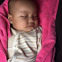 小宝一个多月睡觉会移位，喜欢往我这边靠着睡，两个多月开始喜欢吃手，还喜欢把身边能抓到东西塞嘴里，...