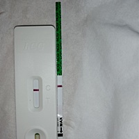 好无耐，4.3号的末次月经，现在还没来，测了又没有，搞得精神分裂