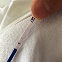 4月29号来的月经，到现在还没来月经，昨晚测了有带点红色，前几月生化过一次。好担心。按道理不是推迟7...