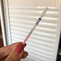 4月12号的大姨妈,今天测了个排卵试纸是这样的,现在是满满的姨妈感,可还没有来.平时周期比较短也就27天左...