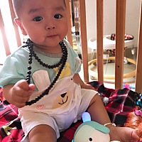 八个多月了，会坐会爬会站，长了八颗牙，体重17斤，是不是偏瘦了，除了母乳奶粉一天就吃150而已，其...