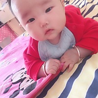 宝贝今天一百天了，没去拍照 就用手机拍几张纪念一下！