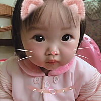 无语了，在化妆店遇到一个陌生的女的带着个孩子，提了一袋巧克力，问我宝宝要不要吃，我说宝宝才八个月...