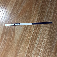 姐妹们帮忙看看有没有怀。我末次月经是4月6号。这是五月七号验的  。