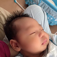 有没有宝宝白天不睡觉晚上睡觉的？白天要奶睡又要让抱的，今天给他改坏习惯哭到声音沙哑，故意奶挤出来...