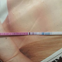 明天才是月经的日期，这是测排卵的今天测的是什么鬼？搞不懂？有么有人帮我看看这是什么意思？