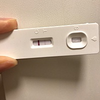 求助：会是假阳吗？ 前天昨天今天都测了 都是浅浅的粉色  现在有来大姨妈的感觉 会是假阳吗？