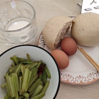 起床，刷牙准备吃早餐