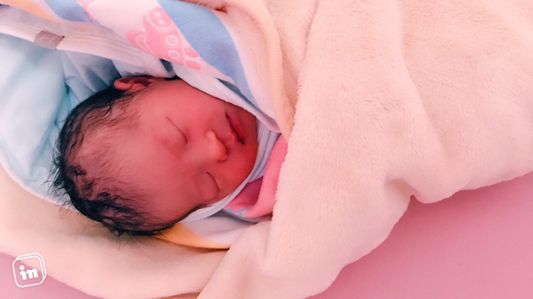 宝宝很乖，整个孕期吃了好多辣条，不怎么忌口，宝宝皮肤好好😅开心😃