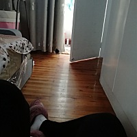 我婆婆估计快老年痴呆了，每次进来叫她把门关上每次都忘记，我抱宝宝喂奶呢，还好是夏天要是冬天坐月子...