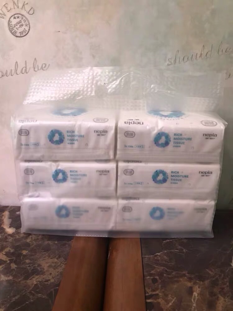 妮飘棉柔巾  💰30  6包108抽
和baby care 差不多  都是软软润润的  价格也是偏贵  如果不做活动我可能不会购入  适合新生儿宝宝用不伤皮肤   有钱的宝妈可以选择